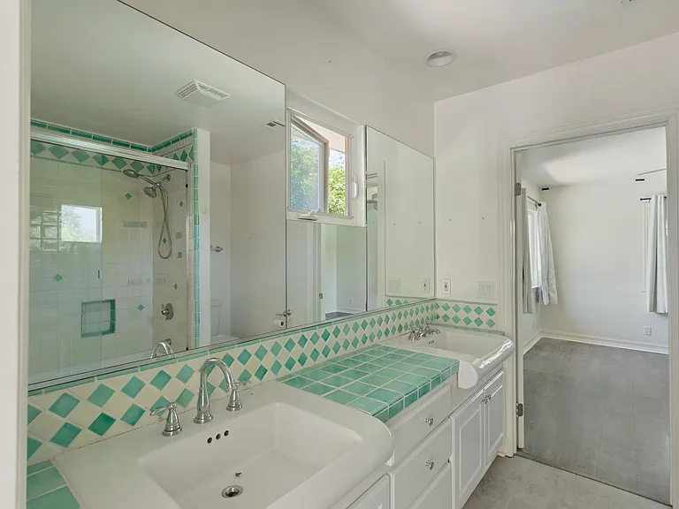 22100 Tiara St — Photo 29