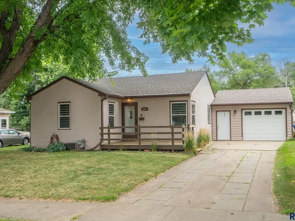 3004 E 19th St, Sioux Falls, SD 57103