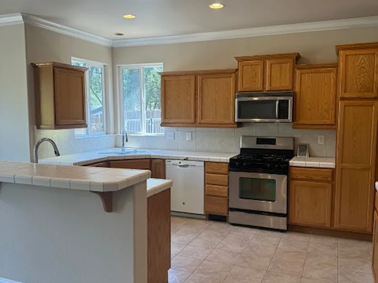 1390 Empress Ln — Photo 7