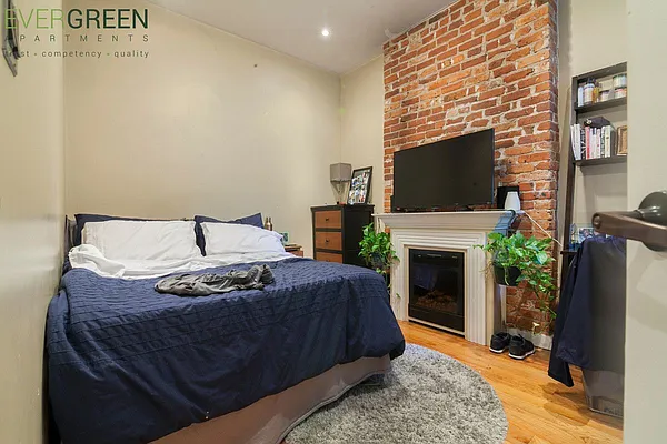 Rented by Evergreen Apartments BK | media 11