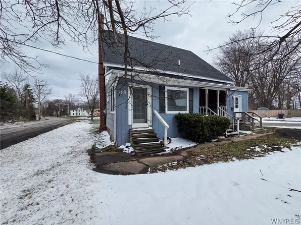 38 N Main St, Middleport, NY 14105