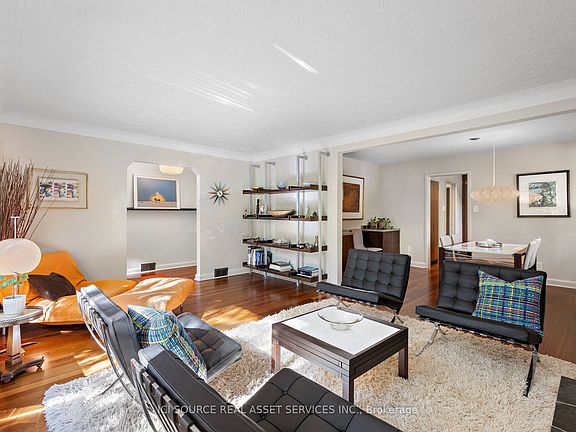 3rd image of 10 Red Oaks Cres