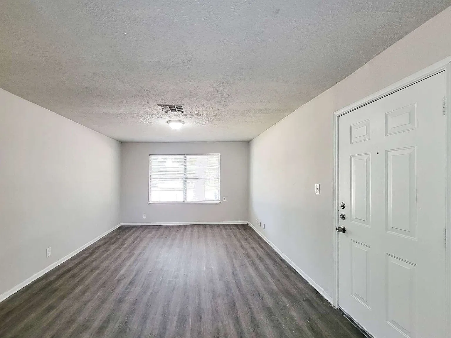 3 bed, 1.0 bath, 1046 sqft, $1,095 — Photo 2