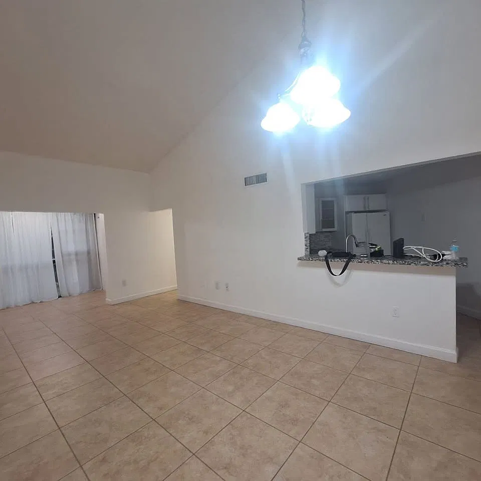 2 bed, 1000 sqft, $2,300 — Photo 1