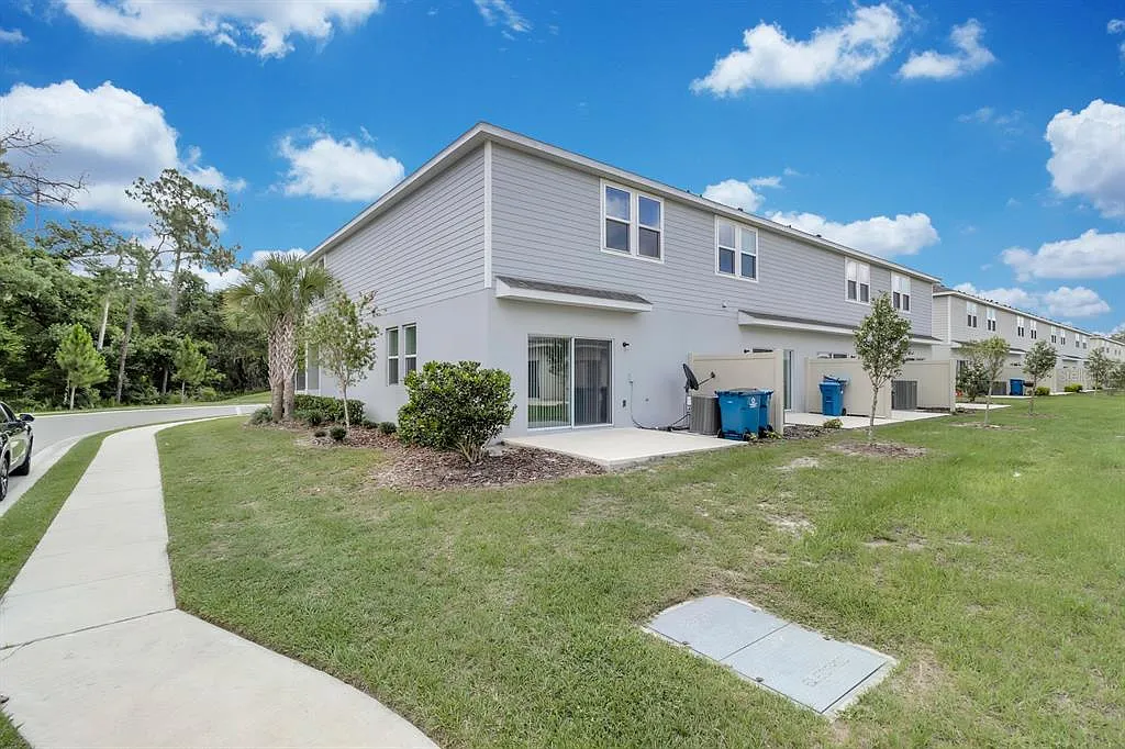 3 bed, 2.5 bath, 1574 sqft, $1,950 — Photo 3