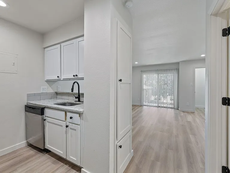 City Scene Apartments — Photo 10