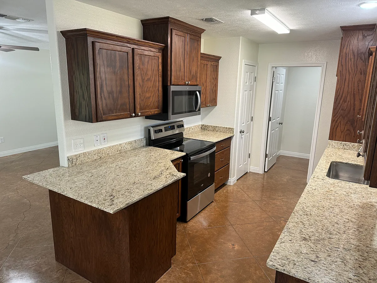 Building Photo - 2213 Shady Ln #2213