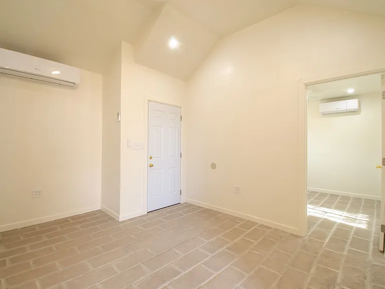 1921 N Park Ave — Photo 17