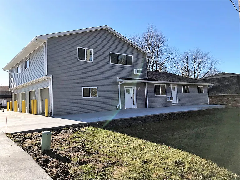 3420 W Richwoods Blvd — Photo 1