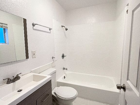 3rd image of 913 Cypress Ave