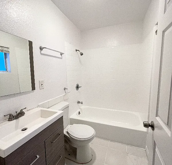 913 Cypress Ave — Photo 3