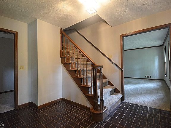 4th image of 2641 Country Club Dr SE