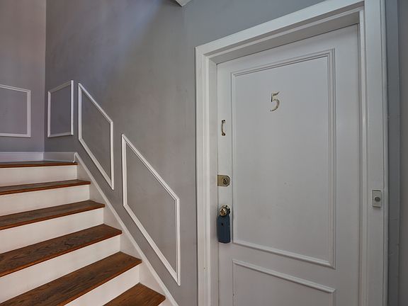 4th image of 830 Greenwood Ave NE APT 5