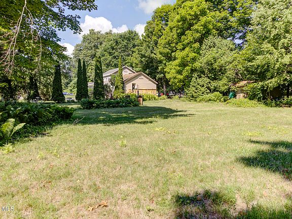 4th image of 52 Maple Avenue
