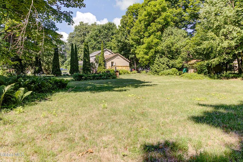 4th image of 52 Maple Avenue