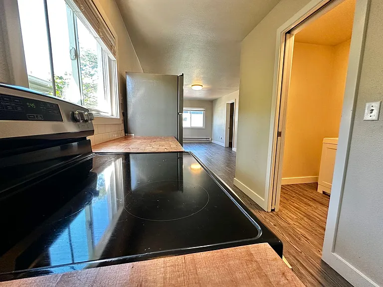 Hilltop Apartments — Photo 8