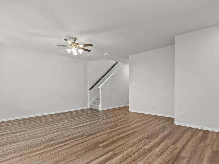 900 Portina Dr — Photo 7