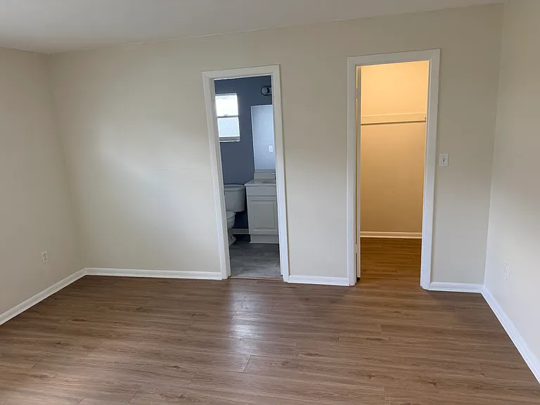 560 Lake August Dr — Photo 13