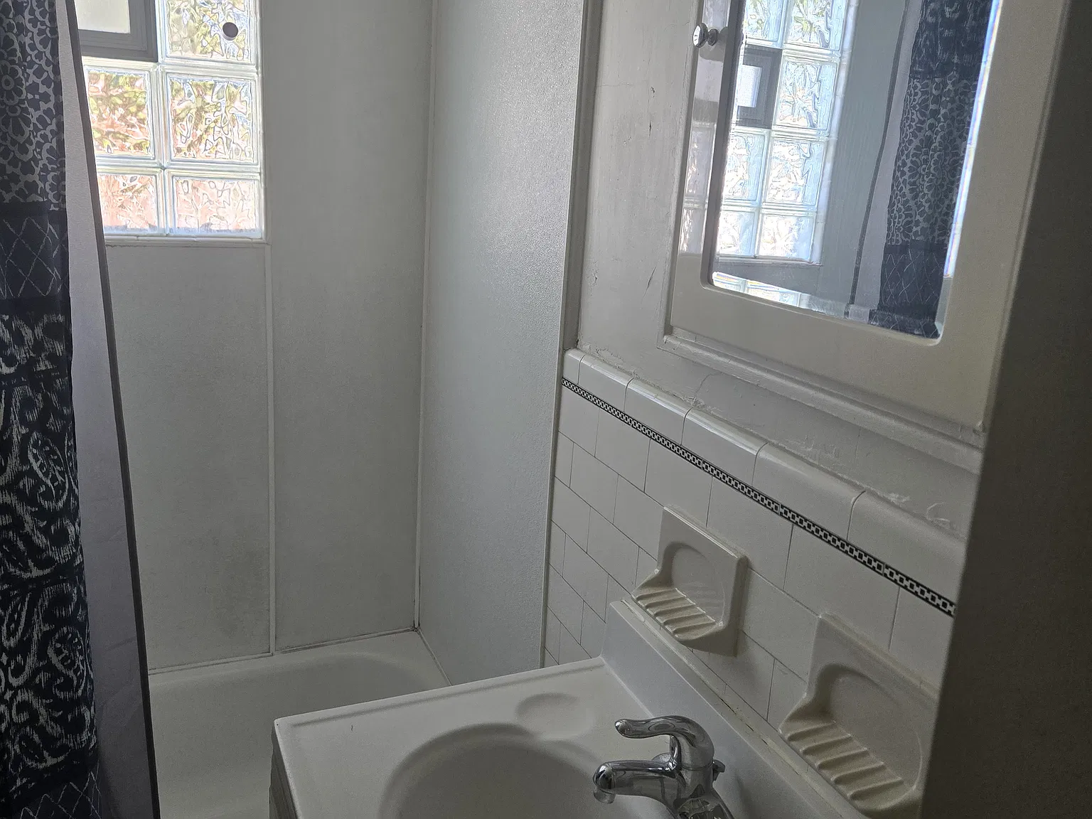 1 bed, 2200 sqft, $975 — Photo 1