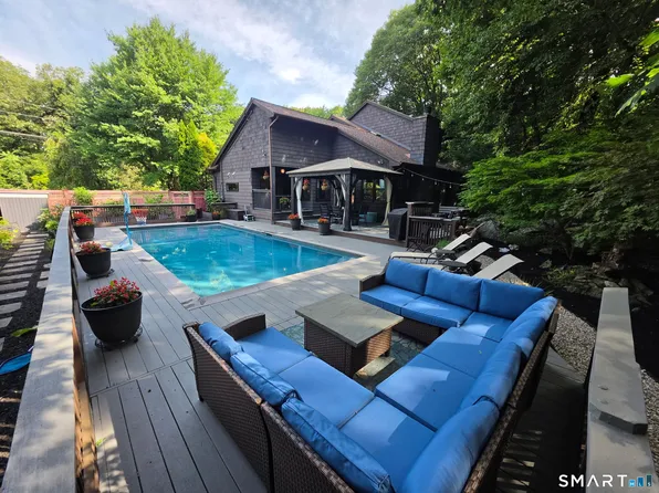 11 Coach Hill, Danbury, CT 06811