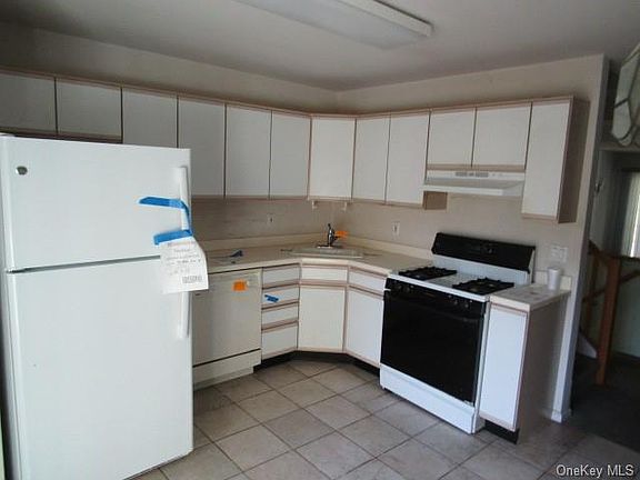 2nd image of 42 Deertree Ln