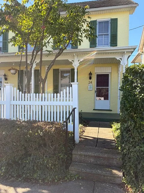 3 bed, $1,700 — Photo 2