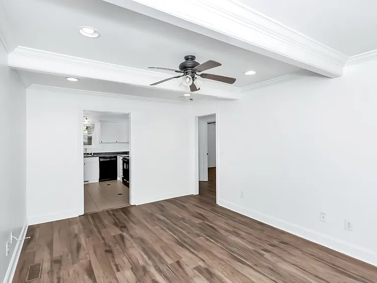 1401 McCullough Ave NE #8 — Photo 2