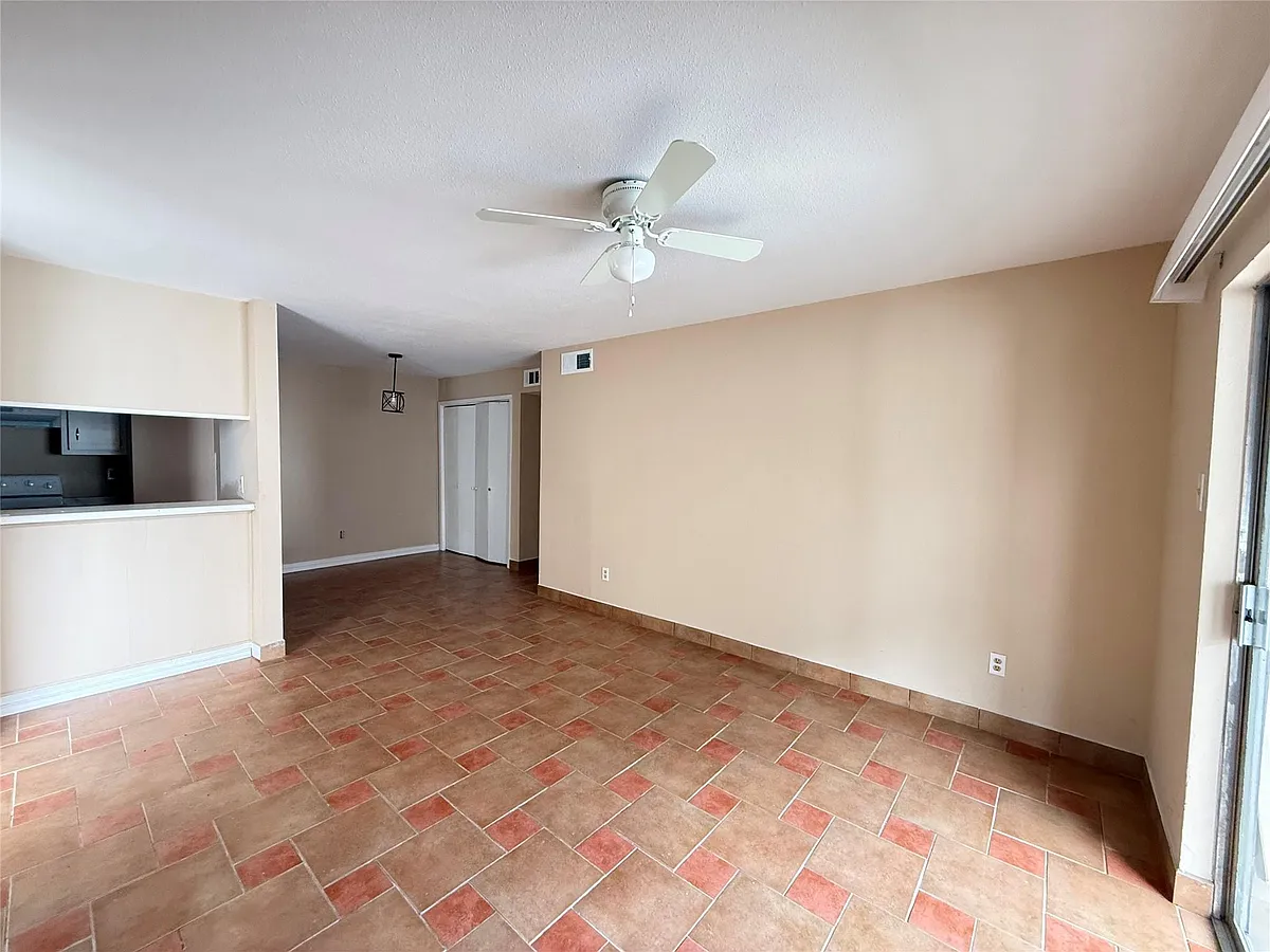 Building Photo - 7200 Clarewood Dr #605