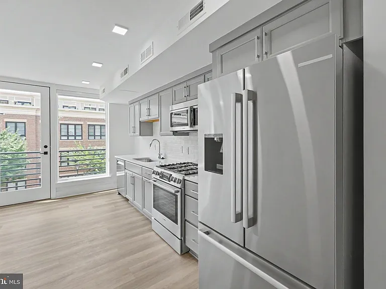 701 N Henry St #306 — Photo 24