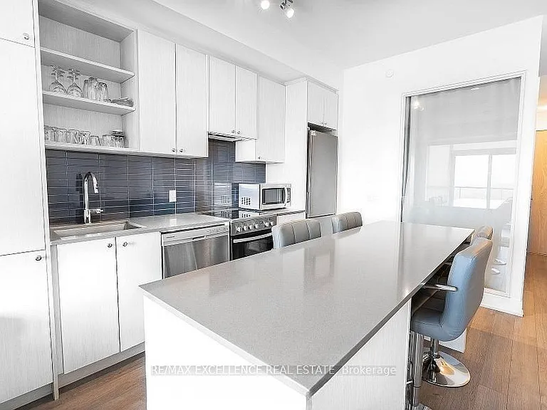 50 George Butchart Dr #922 — Photo 3