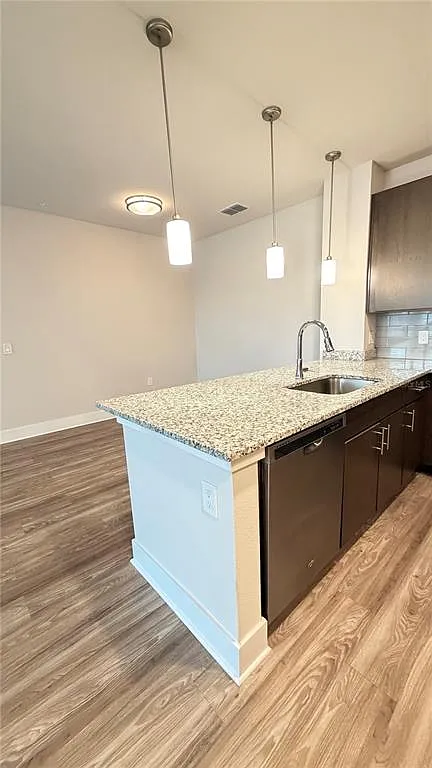 1 bed, 1.0 bath, 886 sqft, $1,595 — Photo 2