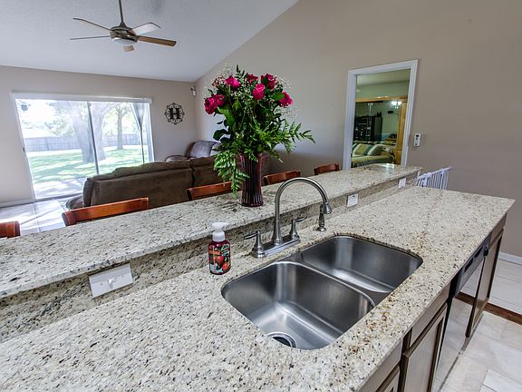 5th image of 1107 Lakeview Oaks Dr