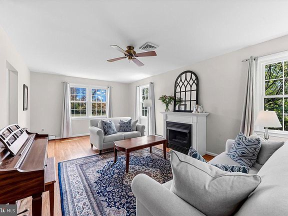 4th image of 1131 Taylor Ave