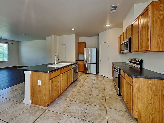 5th image of 821 Jamie Dr