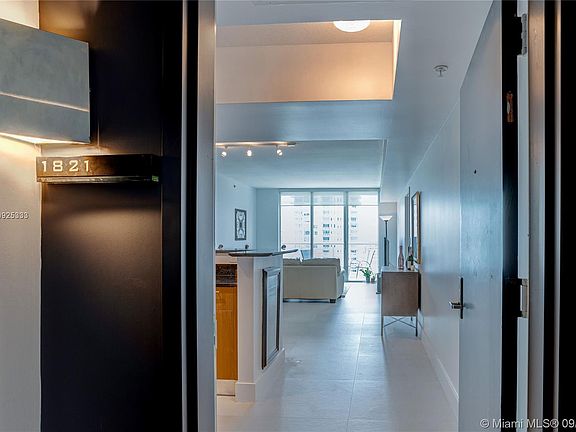 4th image of 325 Biscayne Blvd #1821