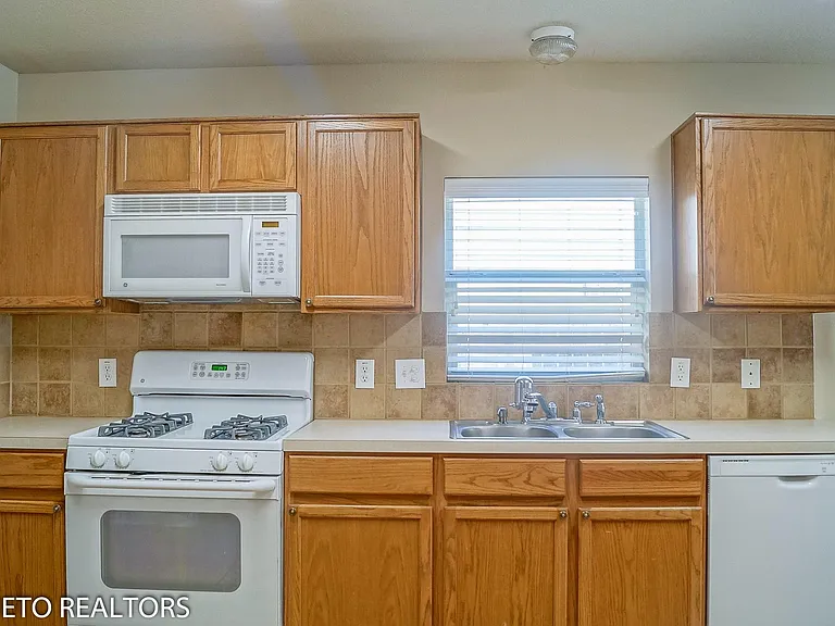 2819 Foster Hill Dr — Photo 7