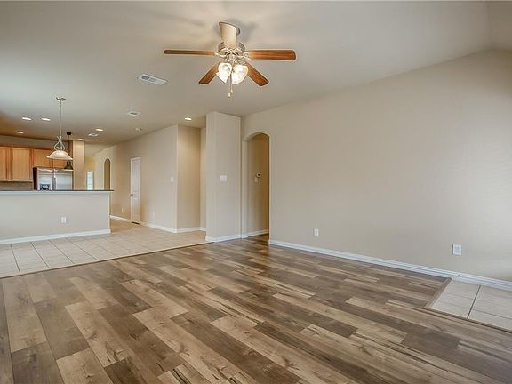 5th image of 817 Silvermoon Dr