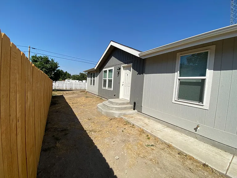 253 W Main St — Photo 1