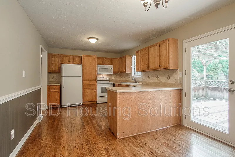 4 bed, 2.0 bath, $2,050 — Photo 3