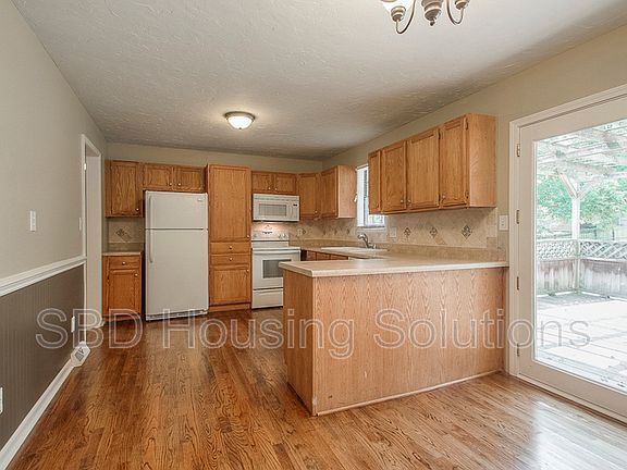 4th image of 200 SE Crestwood Dr