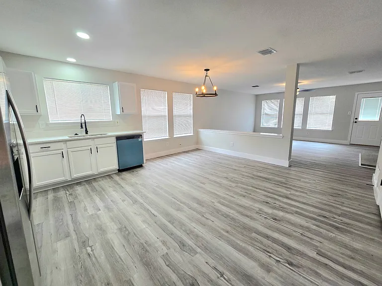 2467 Mallory Ln — Photo 8