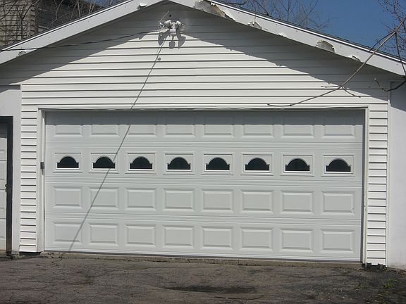 2.5 garage w/ new door and opener (4/09)