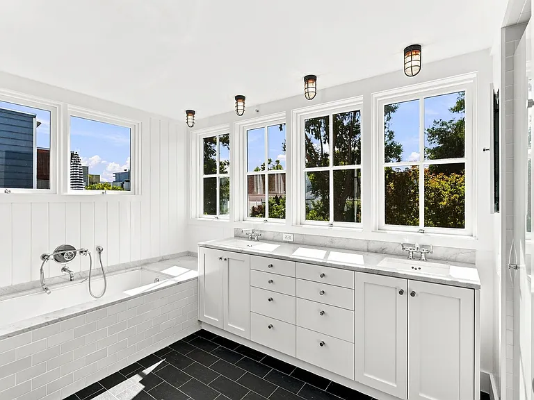 2570 Folsom St — Photo 17