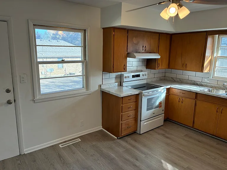 1361 E Elm St — Photo 14