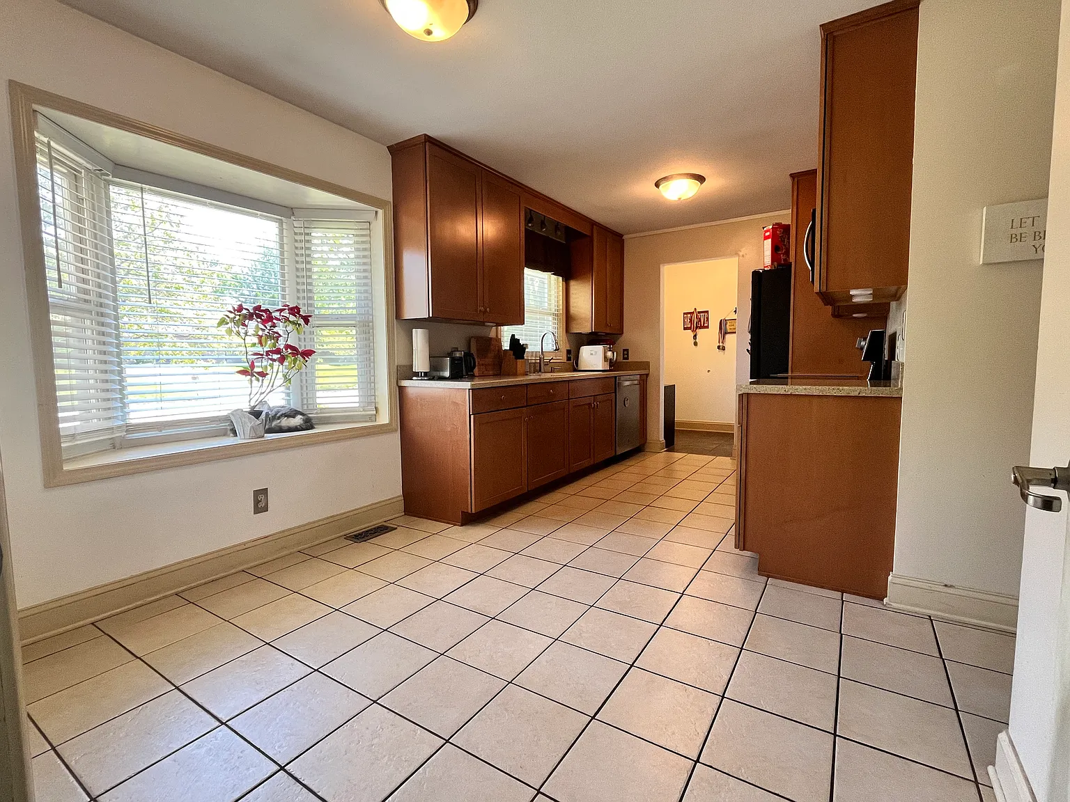 4 bed, 1948 sqft, $2,350 — Photo 3