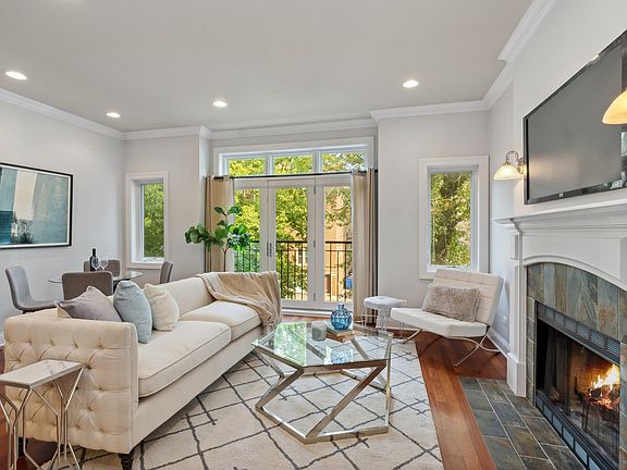 3rd image of 1053 W Cornelia Ave APT 2