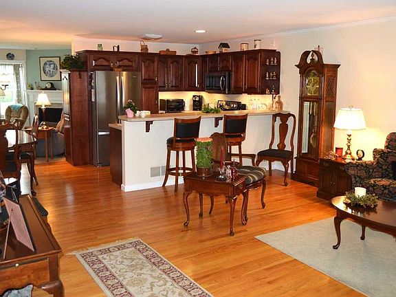 5th image of 125 Penns Ct