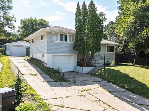 831 Crescent Ln, Bismarck, ND 58501