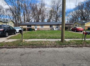 908/910 Pierce Rd, Lansing, MI 48910