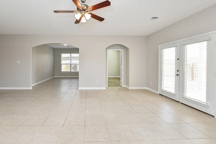 4 bed, 2.0 bath, 1946 sqft, $2,175 — Photo 3